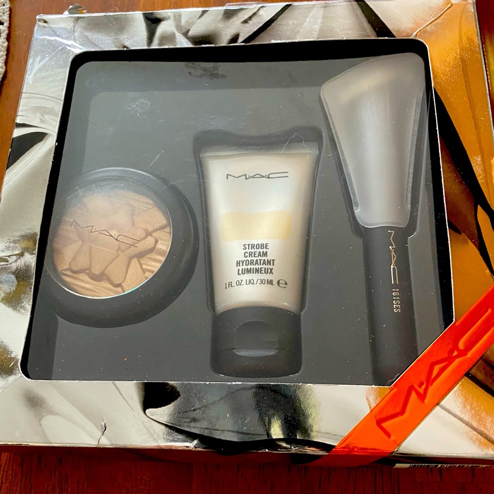 New in box.  Never used. Box is a bit damaged or wrinkled.